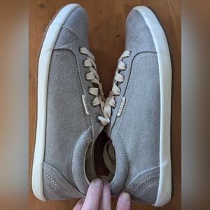 9W gray Taos Star sneakers